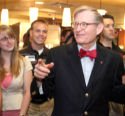 Gordon Gee Welcomes by OSU Students